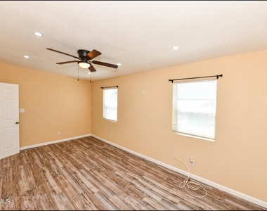 1212 N Laurel Street - Photo Thumbnail 17