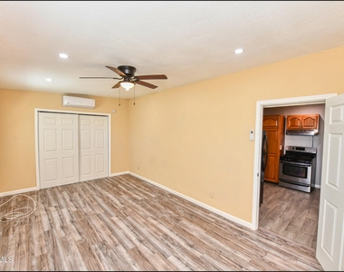 1212 N Laurel Street - Photo Thumbnail 15
