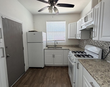 2221 Bassett Avenue - Photo Thumbnail 5