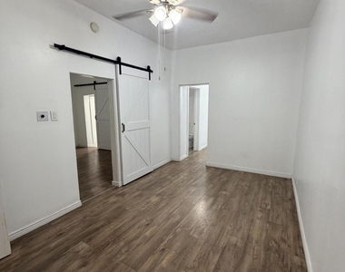 2221 Bassett Avenue - Photo Thumbnail 3