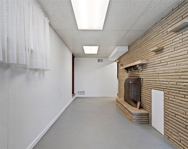 8966 Knoll Street - Photo Thumbnail 16