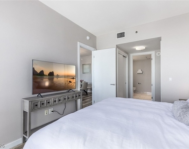 4471 Dean Martin Drive - Photo Thumbnail 21