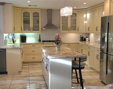 7824 Emerald Harbor Court - Photo Thumbnail 4