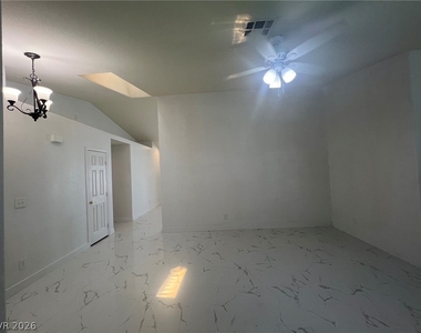 5645 W Katie Avenue - Photo Thumbnail 7