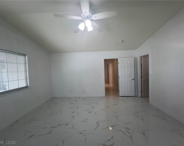 5645 W Katie Avenue - Photo Thumbnail 4