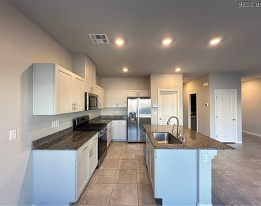 7860 Pink Opal Avenue - Photo Thumbnail 5