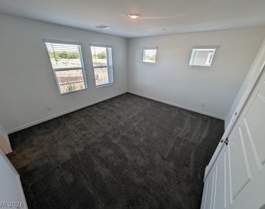 484 Golden Myna Avenue - Photo Thumbnail 16