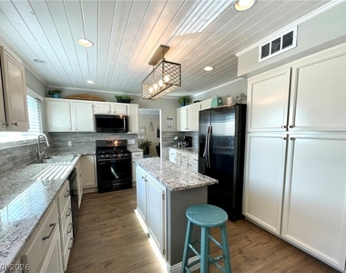 2246 Windsor Drive - Photo Thumbnail 11