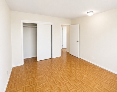 1000 East Avenue - Photo Thumbnail 16