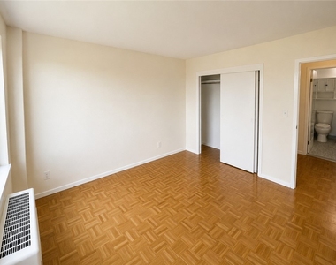 1000 East Avenue - Photo Thumbnail 17