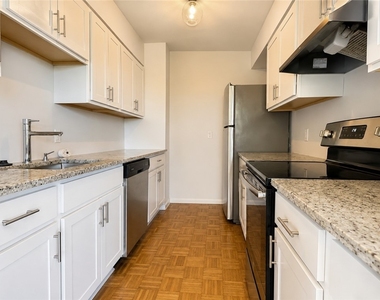1000 East Avenue - Photo Thumbnail 10