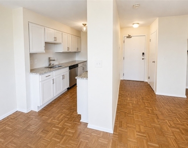 1000 East Avenue - Photo Thumbnail 8