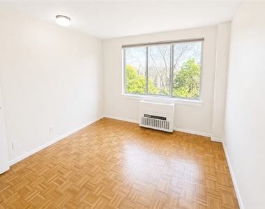 1000 East Avenue - Photo Thumbnail 15