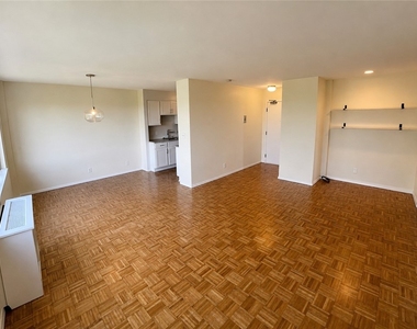 1000 East Avenue - Photo Thumbnail 4