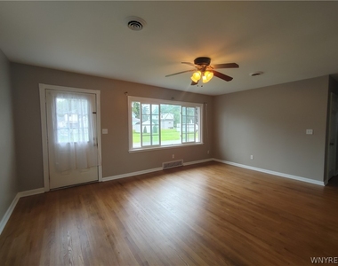 250 N 6th Street - Photo Thumbnail 3