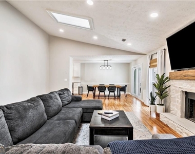 1118 Capital Club Circle - Photo Thumbnail 5