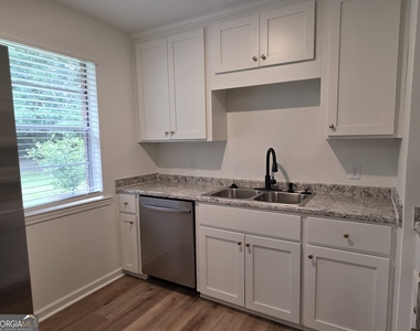 205 Whitehall Avenue - Photo Thumbnail 9