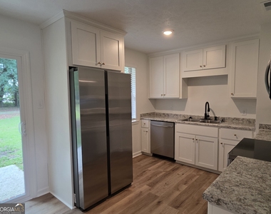 205 Whitehall Avenue - Photo Thumbnail 6