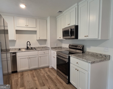 205 Whitehall Avenue - Photo Thumbnail 7