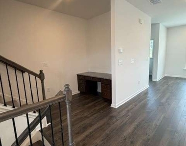 2829 Rosehall Way - Photo Thumbnail 9