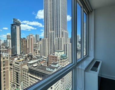 5th Avenue - Photo Thumbnail 2