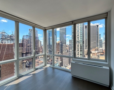 5th Avenue - Photo Thumbnail 9