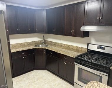 392 College Dr - Photo Thumbnail 4