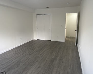 392 College Dr - Photo Thumbnail 9
