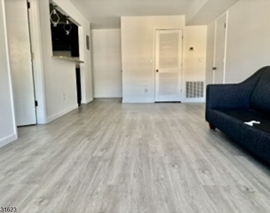 392 College Dr - Photo Thumbnail 3