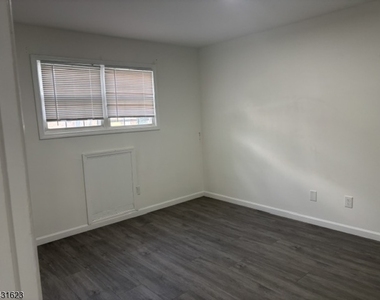 392 College Dr - Photo Thumbnail 8