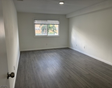 392 College Dr - Photo Thumbnail 10