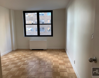 East 49 Street - Photo Thumbnail 6