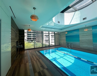 East 44th Street - Photo Thumbnail 11
