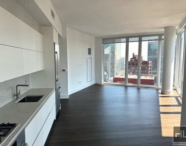 East 44th Street - Photo Thumbnail 17