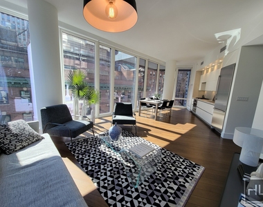 East 44th Street - Photo Thumbnail 3