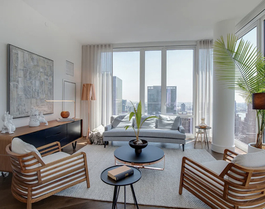 East 44th Street - Photo Thumbnail 4