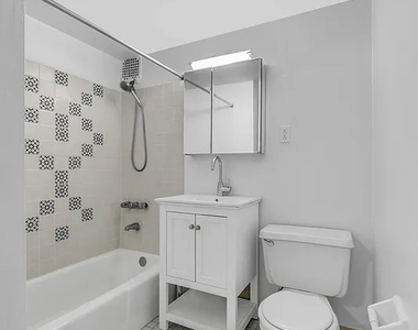220 East 95th Street - Photo Thumbnail 4