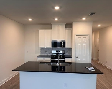 649 Saxony Drive - Photo Thumbnail 5