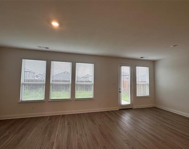 649 Saxony Drive - Photo Thumbnail 2