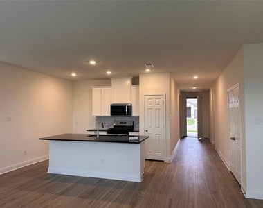 649 Saxony Drive - Photo Thumbnail 4