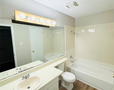 821 Colchester Drive - Photo Thumbnail 4