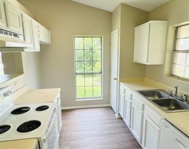 821 Colchester Drive - Photo Thumbnail 2