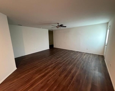 702 Slocum Way - Photo Thumbnail 5