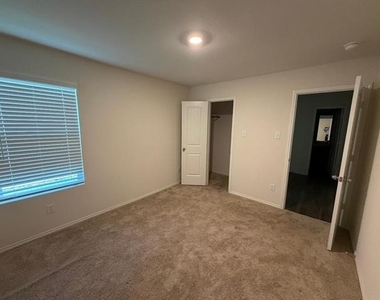 702 Slocum Way - Photo Thumbnail 6
