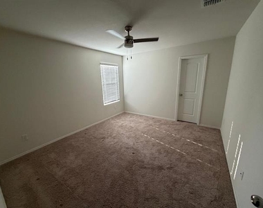 702 Slocum Way - Photo Thumbnail 7