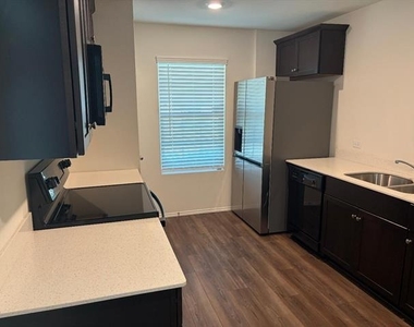 702 Slocum Way - Photo Thumbnail 3