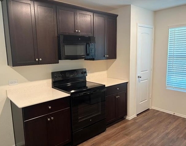 702 Slocum Way - Photo Thumbnail 4