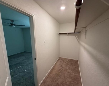 702 Slocum Way - Photo Thumbnail 8