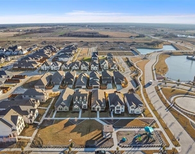 2612 Griffith Mews - Photo Thumbnail 5