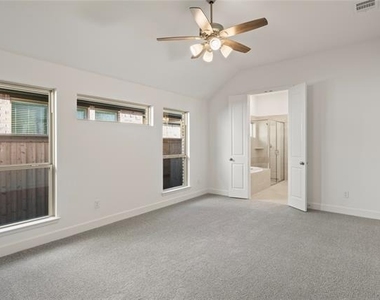 2612 Griffith Mews - Photo Thumbnail 12
